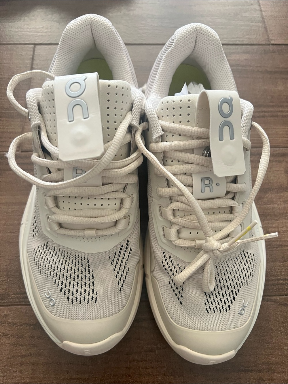 On The Roger Pro Women 8 Sand/Ivory *NWOB*
